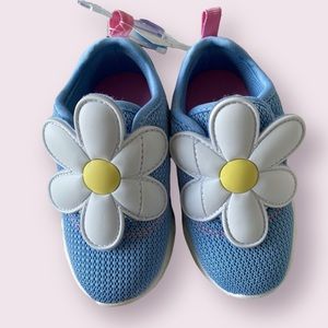 NWT Carter’s baby sneakers in size 6 with flower velcro closing and light up